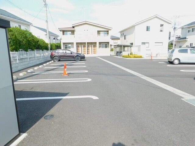 物件外観写真2　(車をお持ちの方に嬉しい駐車場付きの物件です)