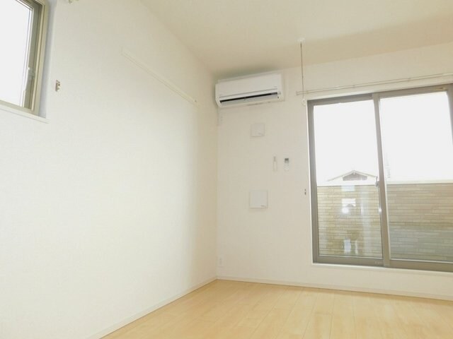 物件内観写真11　(ゆったりとした居間です)