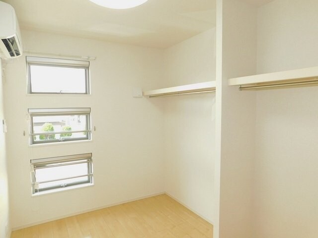 物件内観写真16　(たっぷりとした収納スペースです)