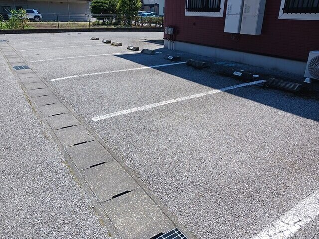 物件外観写真2　(車をお持ちの方に嬉しい駐車場付きの物件です)