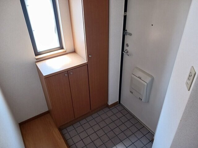 物件内観写真14　(収納もある玄関です)