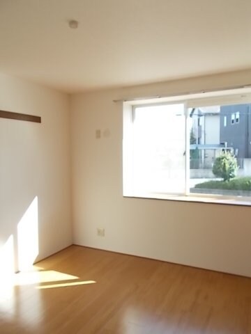 物件内観写真11　(明るい色調の室内です)