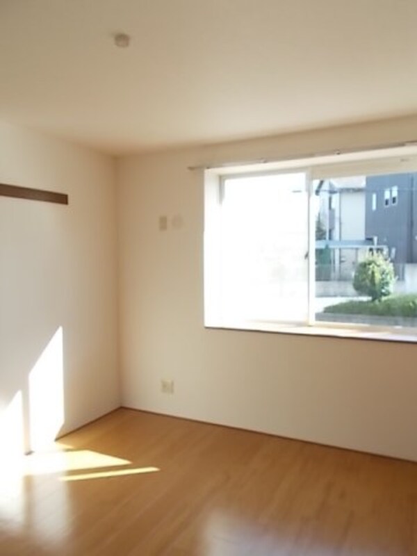 内装他(明るい色調の室内です)