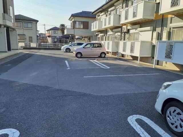 物件外観写真2　(駐車場です)