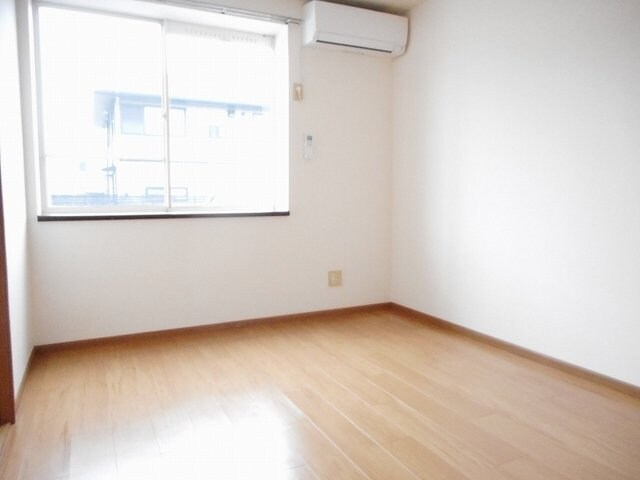 物件内観写真11　(ゆったりとした居間です)