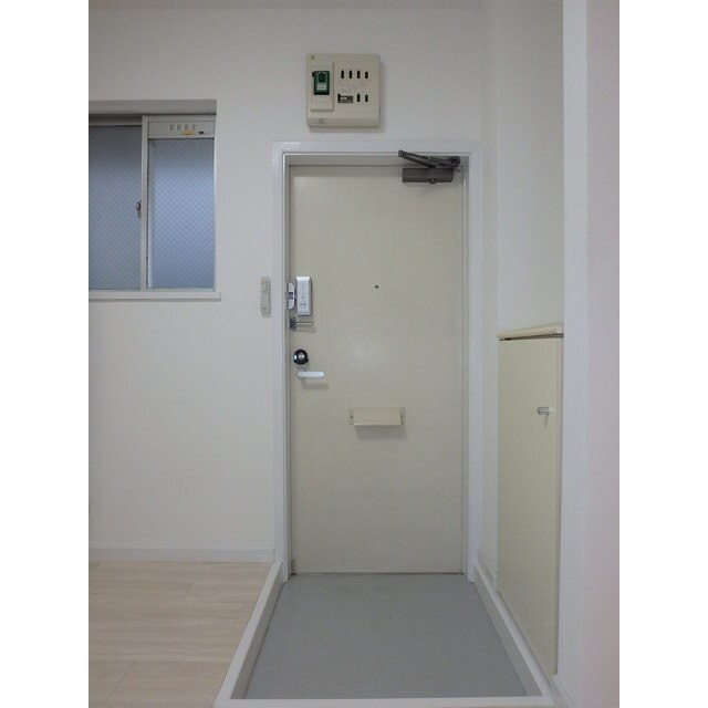 物件内観写真16　(ゆったりとした玄関です)