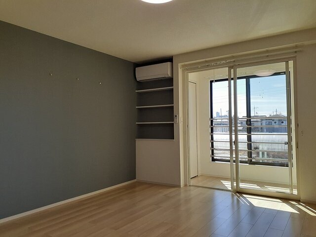 物件内観写真9　(おしゃれな居間です)