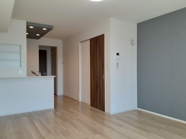 物件内観写真15　(明るい色調の室内です)