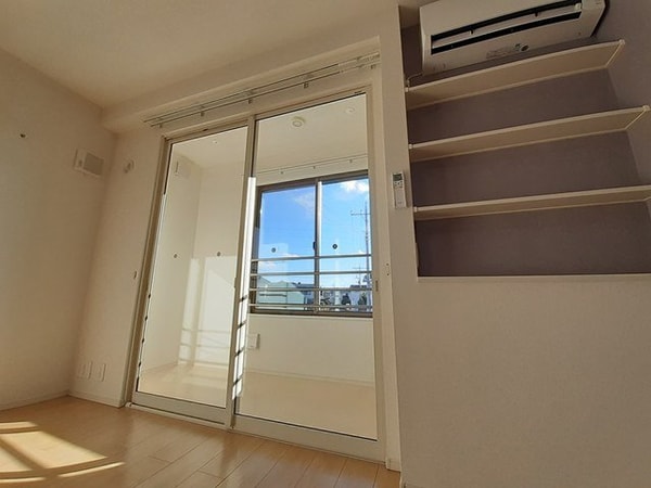 内装他(明るい色調の室内です)
