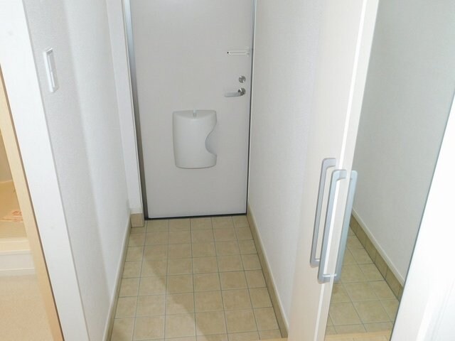 物件内観写真9　(ゆったりとした玄関です)