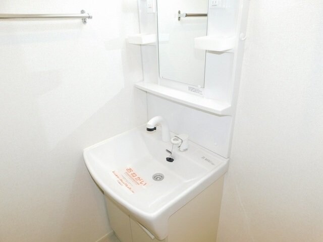 物件内観写真14　(ゆったりとスペースのある洗面所)