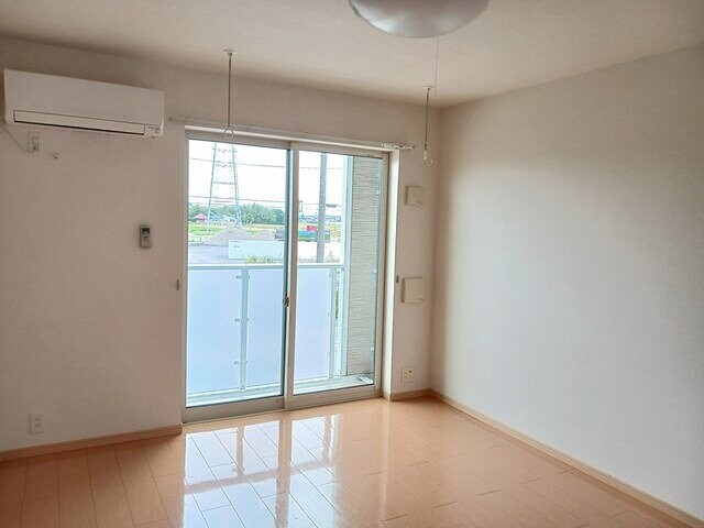 物件内観写真9　(こちらの居間で趣味の時間をお楽しみください)