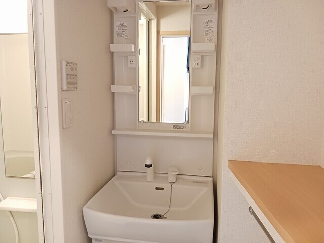 物件内観写真12　(スペースが確保できる洗面所です)