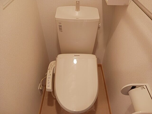 物件内観写真13　(落ち着いた色調のトイレです)