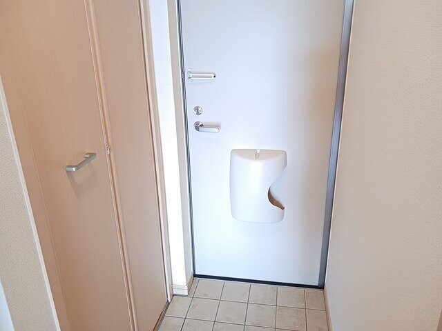 物件内観写真14　(収納もある玄関です)