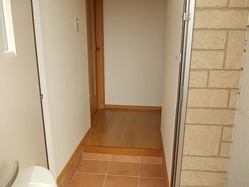 物件内観写真9　(こちらの居間で趣味の時間をお楽しみください)