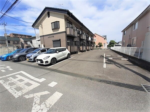 物件外観写真2　(駐車スペースもあります)