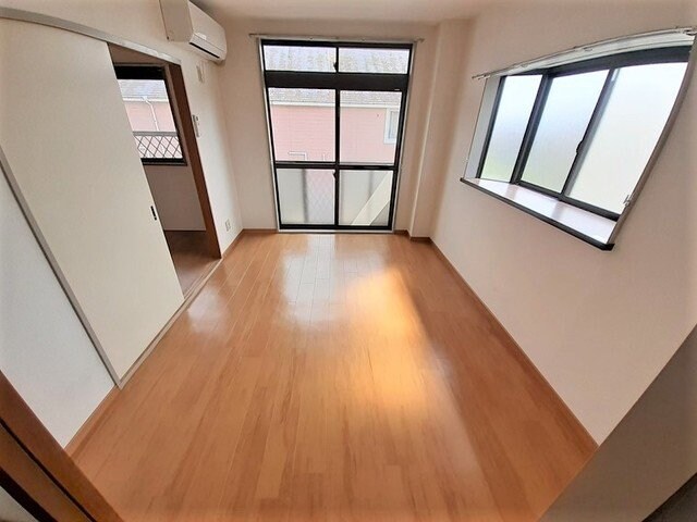 物件内観写真9　(ゆったりとした居間です)