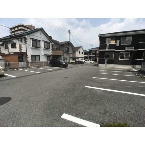 物件外観写真3　(駐車場完備です)