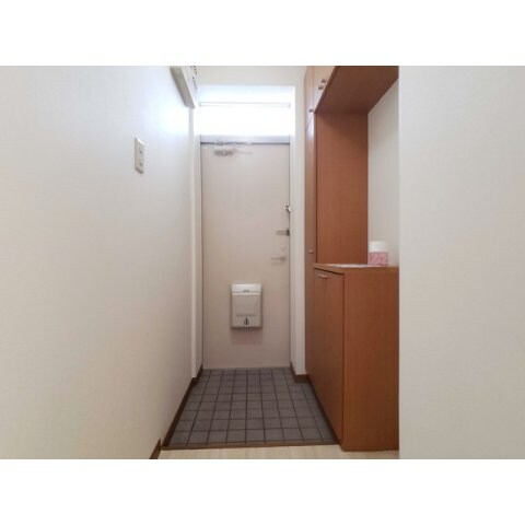 物件内観写真19　(明るい玄関です)