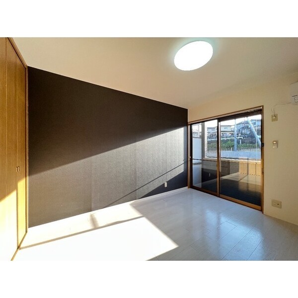 居室(こちらの居間で趣味の時間をお楽しみください)