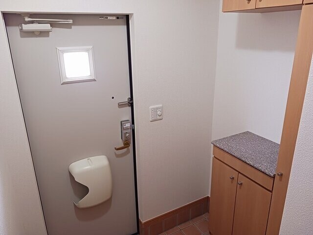 物件内観写真14　(明るい玄関です)