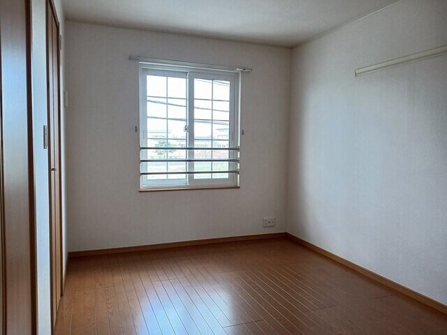 物件内観写真15　(明るい色調の室内です)