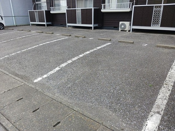 駐車場(駐車場があるので、車を買う予定の方も安心です)