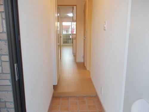 物件内観写真9　(明るい玄関です)