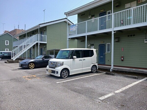 駐車場(駐車場に車を止められます)