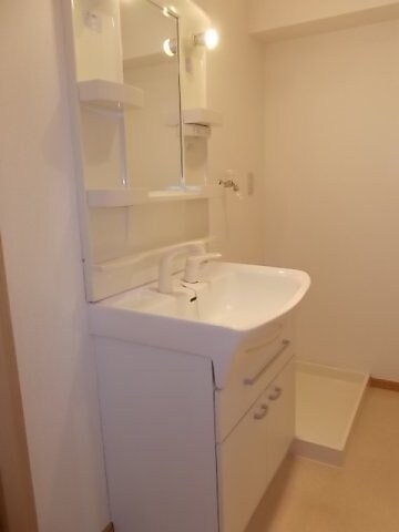 物件内観写真13　(明るい洗面所です)