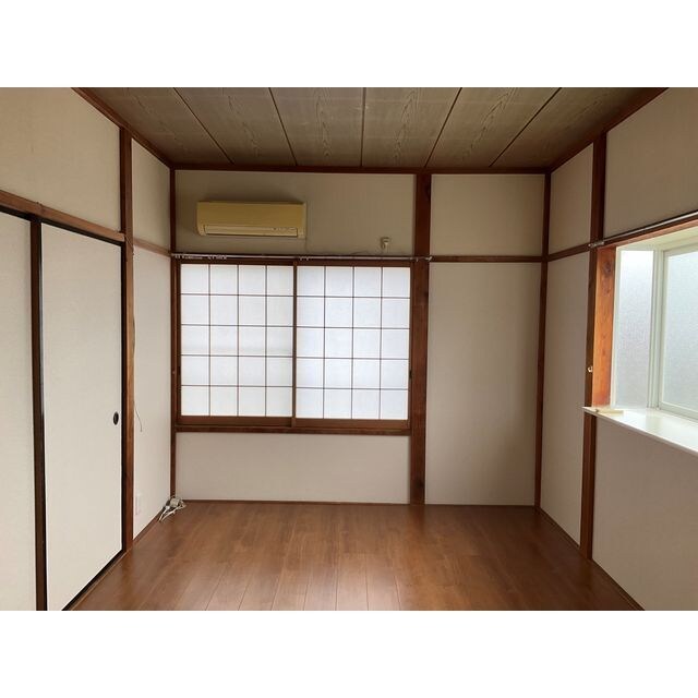 物件内観写真3　(ゆったりとした居間です)