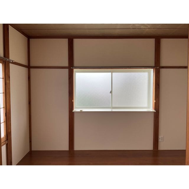 物件内観写真4　(ゆったりとした居間です)