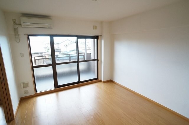 物件内観写真11　(おしゃれな居間です)