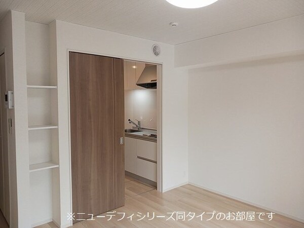 内装他(明るい色調の室内です)