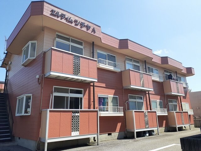 物件外観写真1　(外観は落ち着いています)