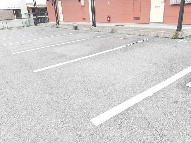 物件外観写真2　(駐車場です)