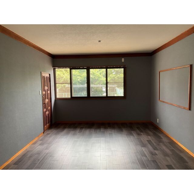 物件内観写真11　(ゆったりとした居間です)