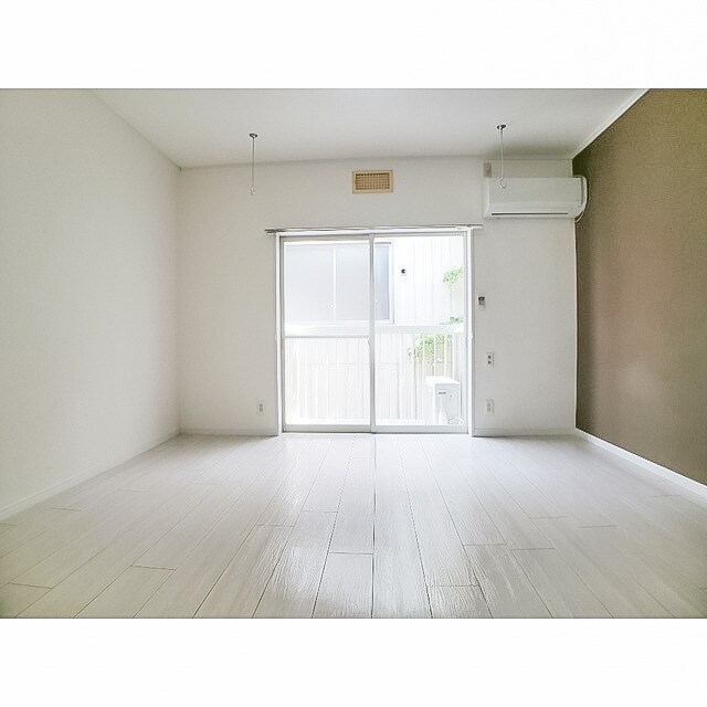 物件内観写真5　(おしゃれな居間です)