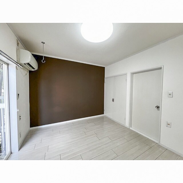 物件内観写真6　(こちらの居間で趣味の時間をお楽しみください)