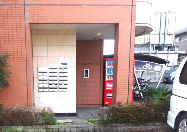 物件外観写真2　(清潔なエントランスです)