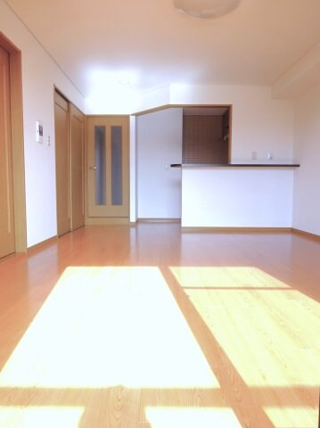 物件内観写真3　(ゆったり過ごせる居間です)