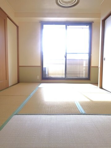 物件内観写真4　(来客時にも便利な和室付き)