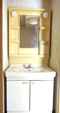 物件内観写真9　(ゆったりとスペースのある洗面所)