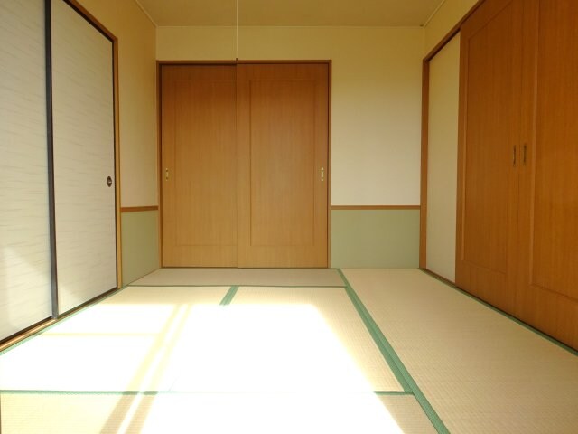 物件内観写真13　(い草の香りが落ち着く素敵な和室です)