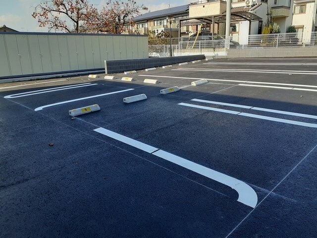 物件外観写真2　(駐車スペースもあります)