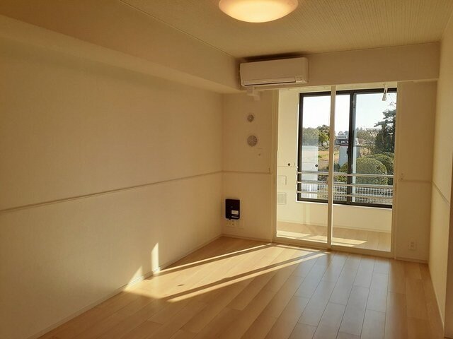 物件内観写真9　(おしゃれな居間です)