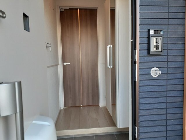 物件内観写真14　(ゆったりとした玄関です)