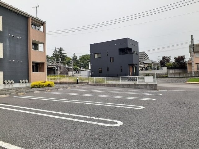 物件外観写真2　(駐車場に車を止められます)