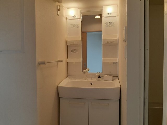 物件内観写真12　(ゆったりとスペースのある洗面所)